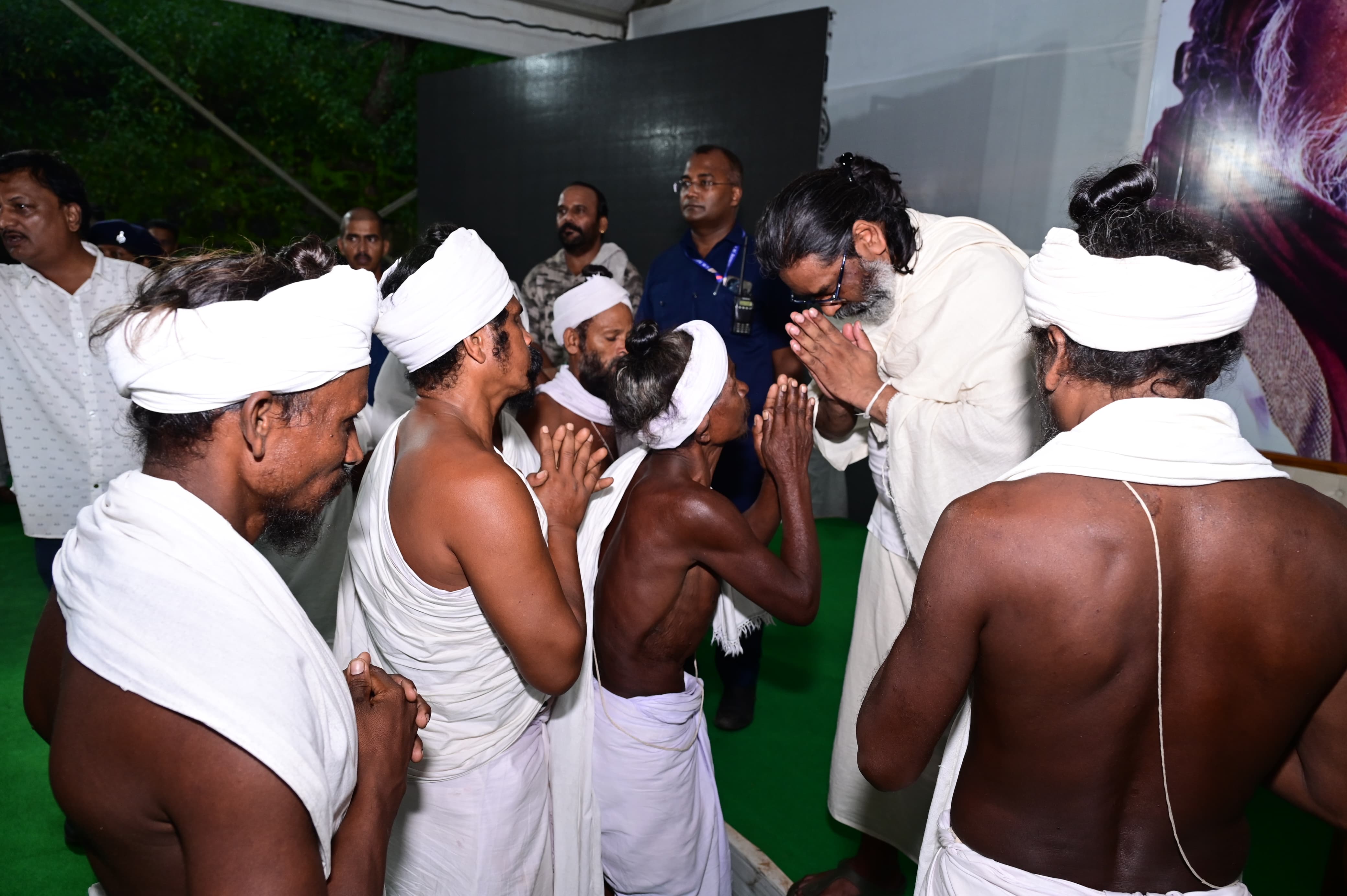 बिरसाइत पंथ के अनुयायी नेमरा पहुंचे और प्रार्थना की