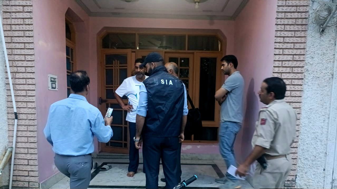 SIA की टीम से बातचीत करते लोग।