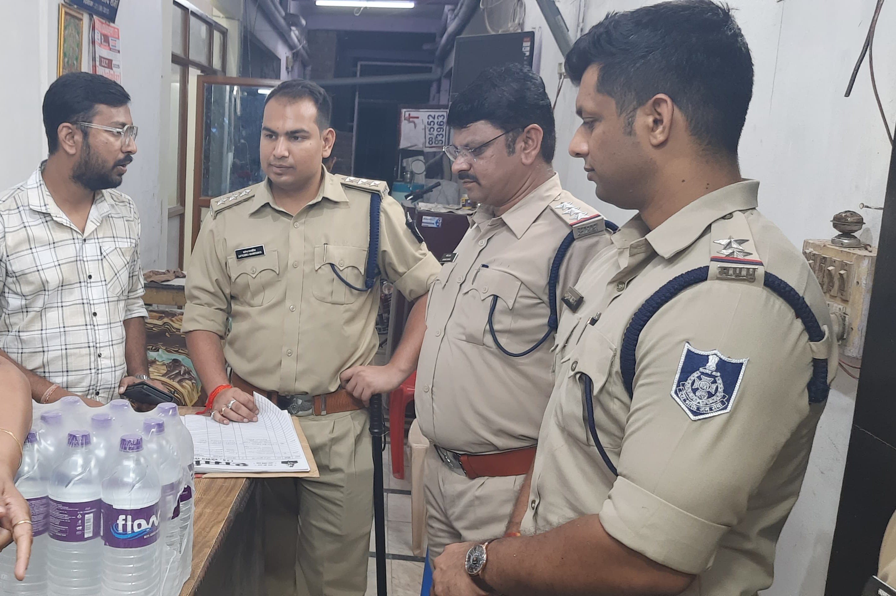 लॉज में पूछताछ करते पुलिस अधिकारी।