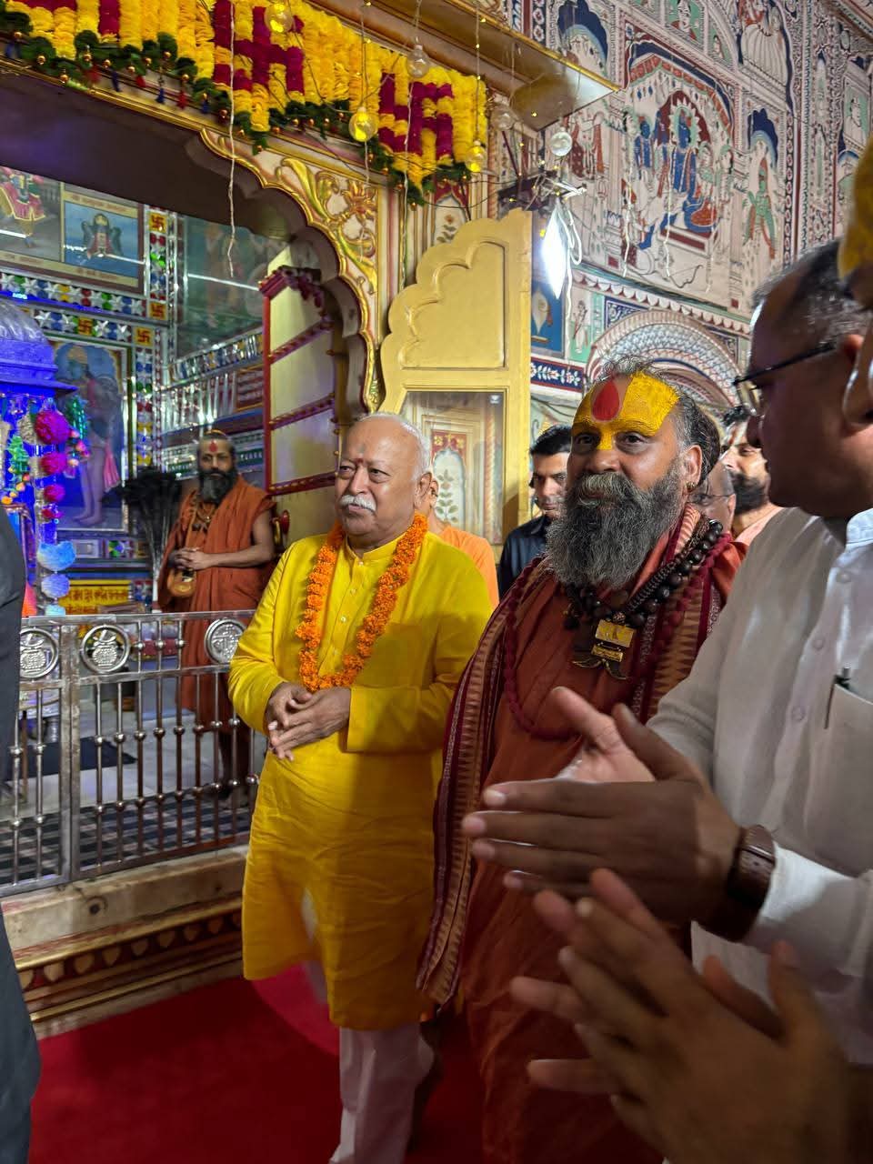 आरएसस प्रमुख ने रैवासा धाम में महंत राजेंद्रदास जी के साथ चर्चा भी की।