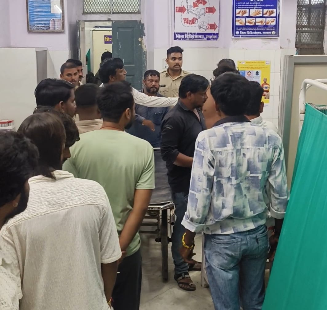 विवाद की सूचना पर अस्पताल में भीड़ लग गई।