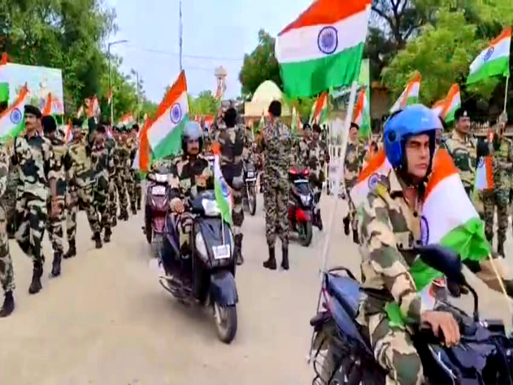 बाइक पर BSF के जवानों व अधिकारियों के हाथों में लहराया तिरंगा झंडा।
