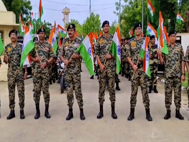 तिरंगा यात्रा को BSF DIG योगेंद्र सिंह राठौड़ ने हरी झंडी दिखाकर किया रवाना।