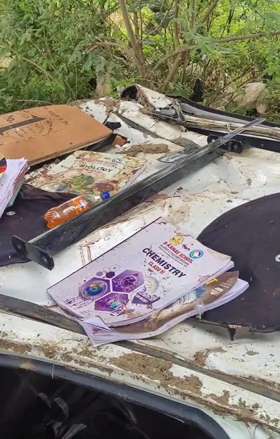 हादसे के बाद कार के बाहर किताबें भी बिखर गई थीं।