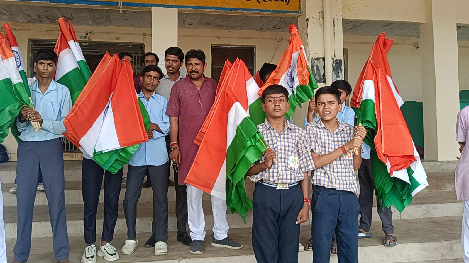 तिरंगे के साथ छात्र-छात्राएं