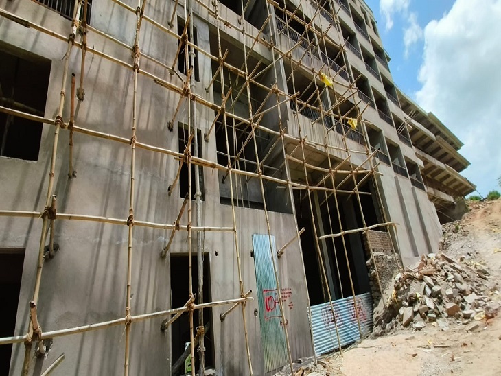 यूडीए की टीम ने बुझड़ा में इस भवन को सीज किया