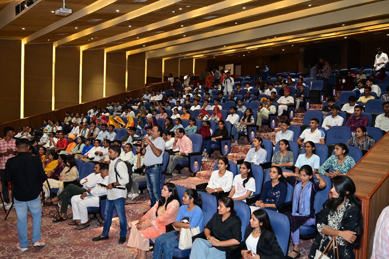 कार्यक्रम में कई गणमान्य लोग, विद्यार्थी और सामाजिक कार्यकर्ता उपस्थित रहे।