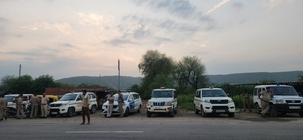 मौके पर तैनात पुलिस फ़ोर्स।