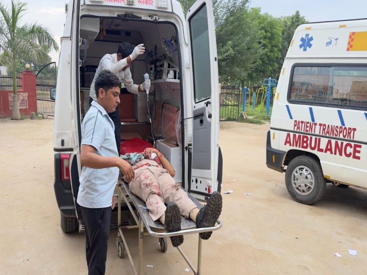 इस तरह घायलों को अस्पताल लेकर आया गया। अभी तक सभी घायल हैं। दो की हालत अधिक गंभीर है।