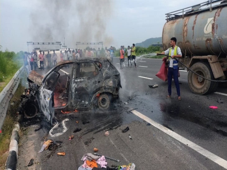 इस कार ने पीछे से टक्कर दी थी। कार पूरी तरह जलकर राख हो गई। जिसे दमकल ने आकर बुझाया।