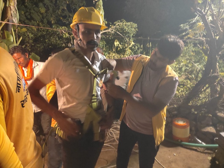 रात करीब 10:30 बजे नागरिक सुरक्षा विभाग की टीम को मौके पर बुलाया गया। करीब दो घंटे की मशक्कत के बाद बच्चे का शव बाहर निकाला गया