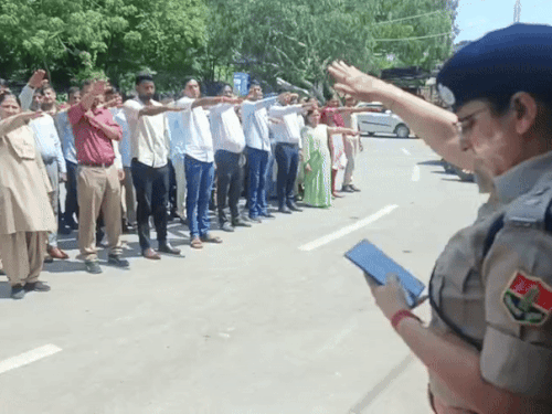 एसपी वंदिता राणा ने एसपी कार्यालय के बाहर शपथ दिलाई।