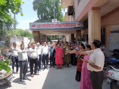 सीएमएचओ कार्यालय में दिलाई गई शपथ।
