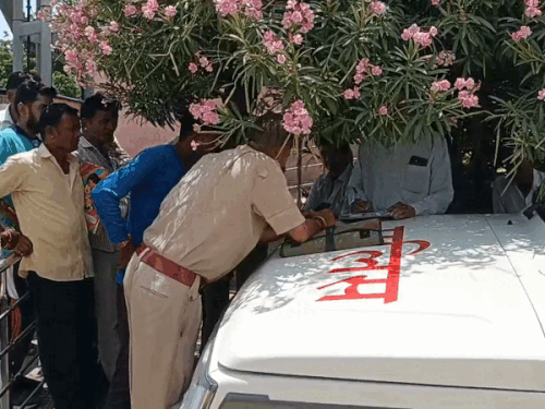 मौके पर पहुंची पुलिस ने मृतक के साथियों से घटना की जानकारी ली।