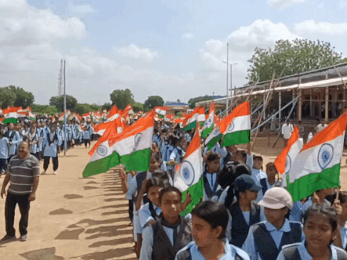 स्टेडियम में मौजूद छात्र-छात्राएं