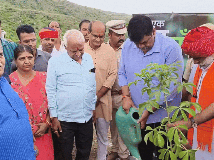 उदयपुर के उबेश्वरजी में पौधारोपण करते वन मंत्री संजय शर्मा