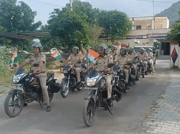 जसवंतपुरा थाना के आगे से निकलती तिरंगा रैली
