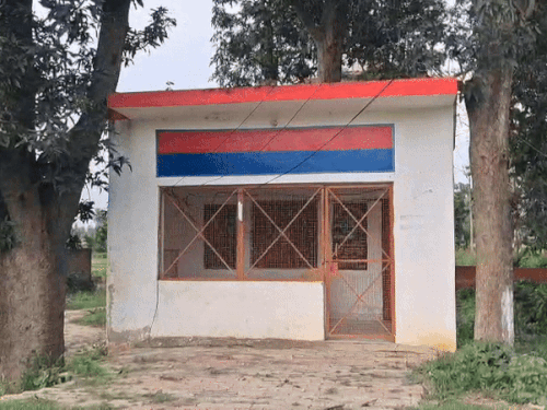 इसी चौकी से 20 मीटर दूर पीड़िता बेहोशी की हालत में मिली थी।