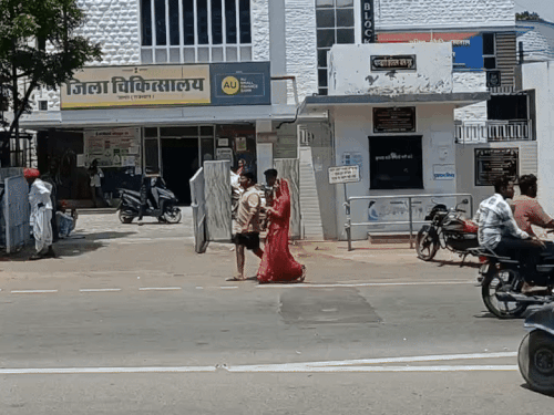 लालाराम के साथियों ने आरोप लगाया कि जालोर के जिला हॉस्पिटल में इलाज नहीं मिला। इसलिए लालाराम की मौत हो गई।