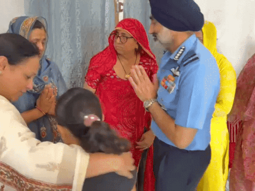एयर चीफ मार्शल ने सुरेंद्र मोगा की पत्नी वीरांगना सीमा देवी का हाथ जोड़कर अभिवादन किया।