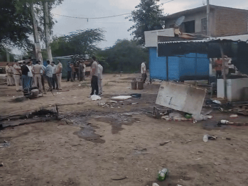 नूहमध्ये दोन गटांमध्ये हिंसक हाणामारी, दुचाकी-दुकाने जाळली: छतावरून दगडफेक, काचेच्या बाटल्या फेकल्या, 10 जण जखमी आग लागल्यानंतर दुकानांमधून धूर निघत होता.