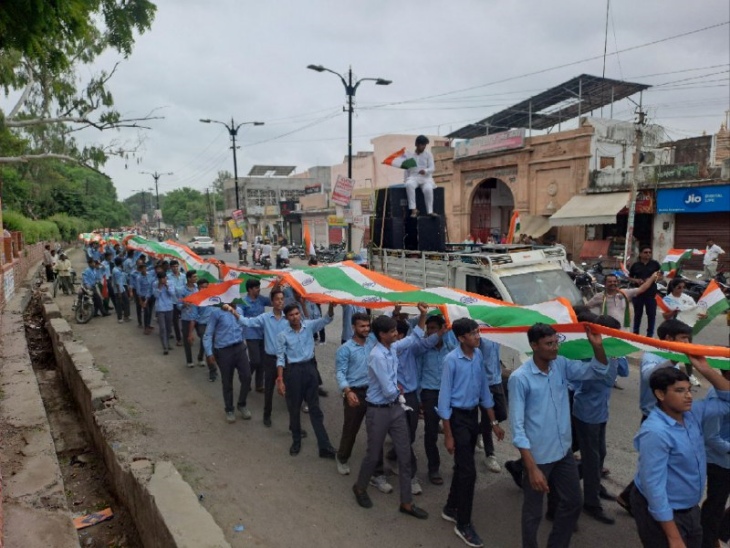 पाली में बुधवार सुबह भाजपा की ओर से निकाली गई तिरंगा रैली में करीब 300 मीटर लम्बा तिरंगा ध्वज लेकर चलते हुए स्टूडेंट।
