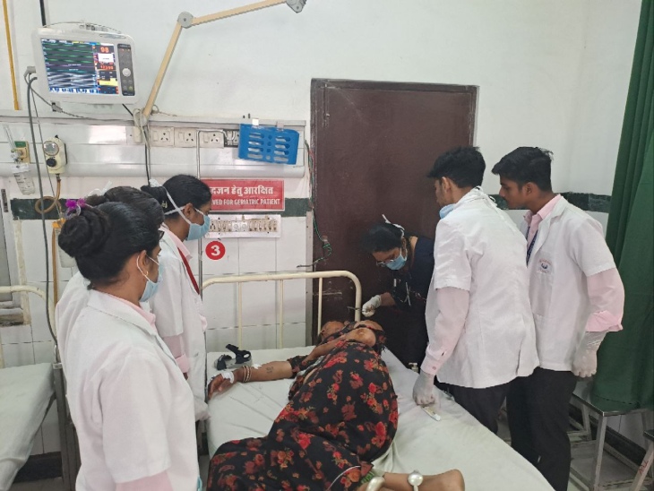 पाली के बांगड़ हॉस्पिटल में हादसे में घायल हुई महिला का उपचार करते हुए चिकित्साकर्मी।
