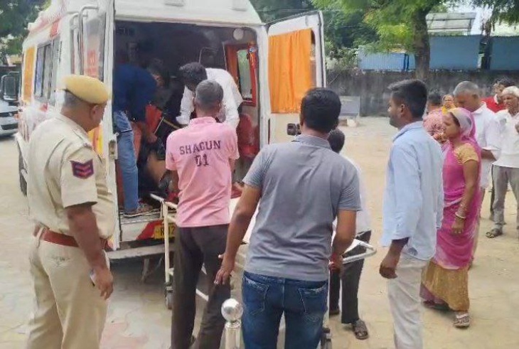 को प्राथमिक उपचार के बाद रेफर करते हुए।