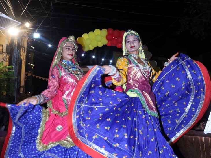 शोभायात्रा में लोक कलाकारों कला का किया प्रदर्शन।