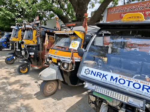 ऑटो चालकों में अपने ऑटो एसके ग्राउंड के बाहर खड़े कर प्रदर्शन किया।