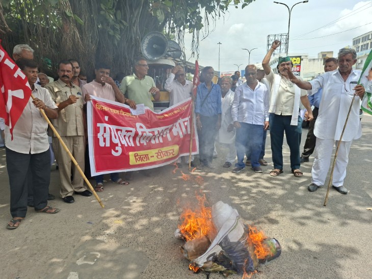 अमेरिका के राष्ट्रपति डोनाल्ड ट्रंप का पुतला जलाते हुए किसान संगठन।