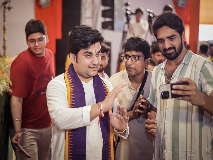 पंडित इंद्रेश उपाध्याय के साथ सेल्फी लेते हुए कथा में पहुंचे भक्त।