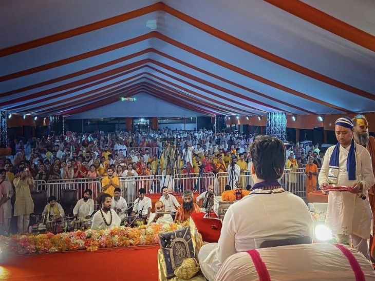 श्रीमद् भागवत कथा सुनने के लिए रोजाना हजारों की तादाद में दूर-दराज से लोग आ रहे हैं।