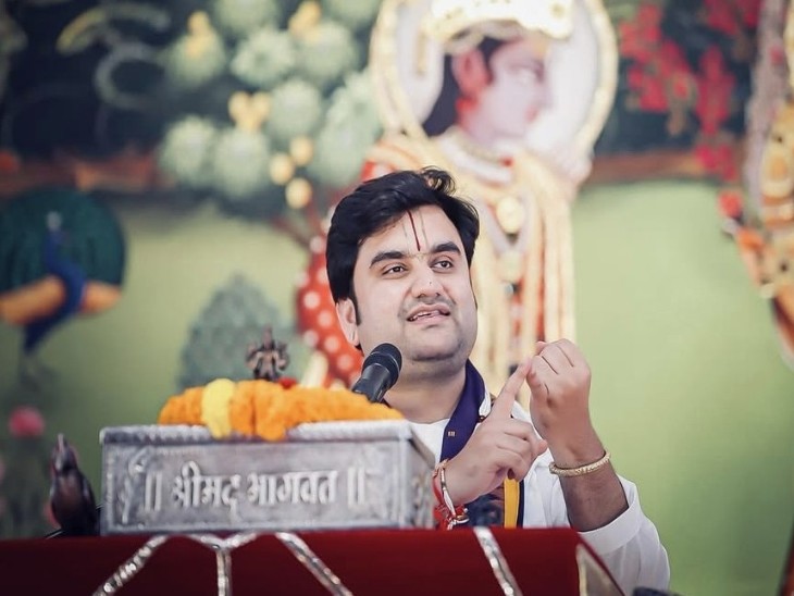 श्रीमद्भागवत कथा सुनाते हुए कथावाचक पंडित इंद्रेश उपाध्याय।