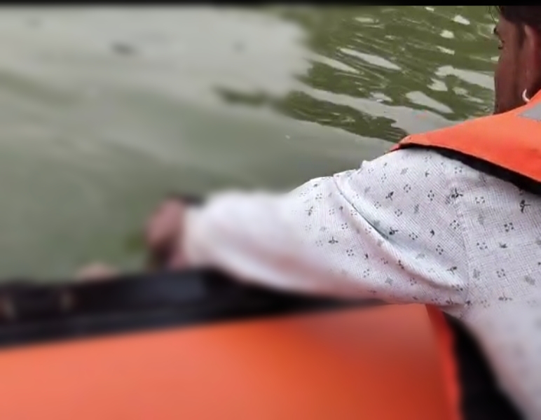 बच्चे का शव घटनास्थल से 50 मीटर दूर मिला।