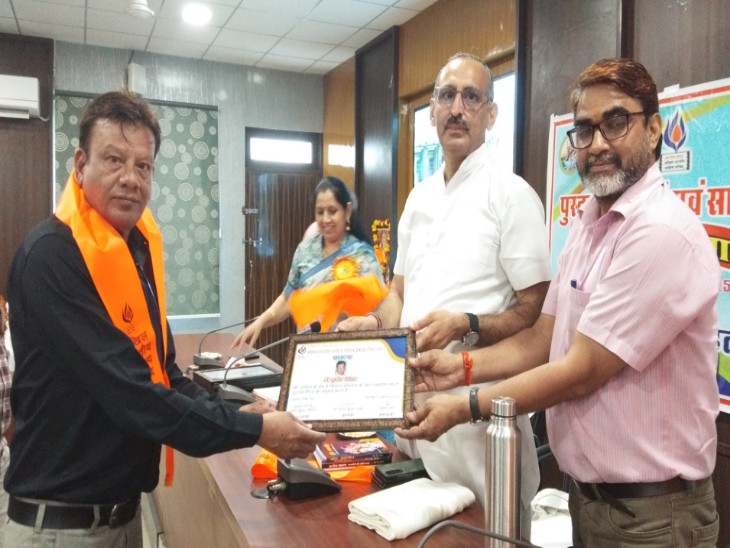 सुजीत सिंहल को समारोह में सम्मानित करते अतिथि।