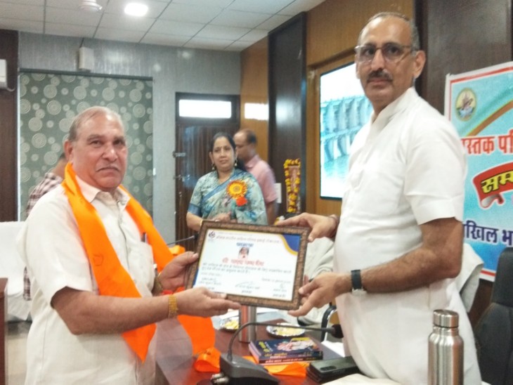 समारोह में पूर्व जिला शिक्षा अधिकारी पारसमल जैन क्को सम्मानित करते अतिथि।