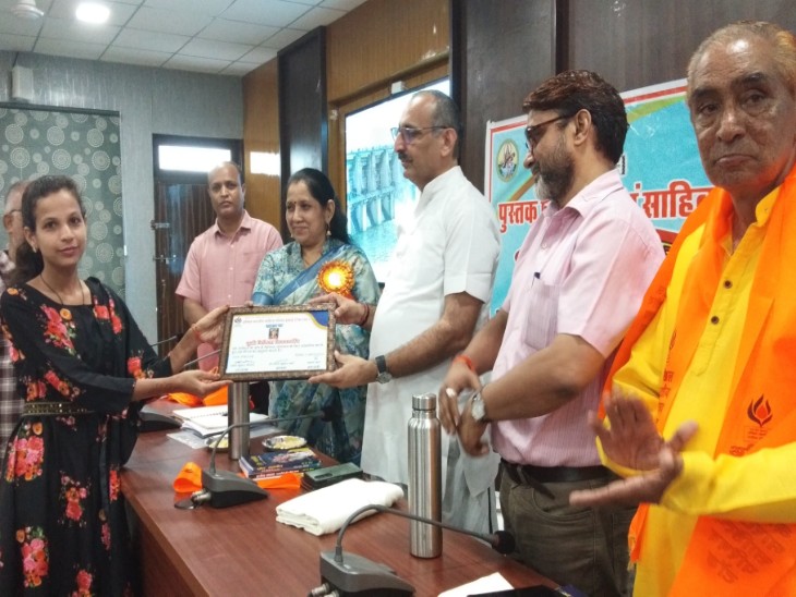 कहानी कार को सम्मानित करते अतिथि।