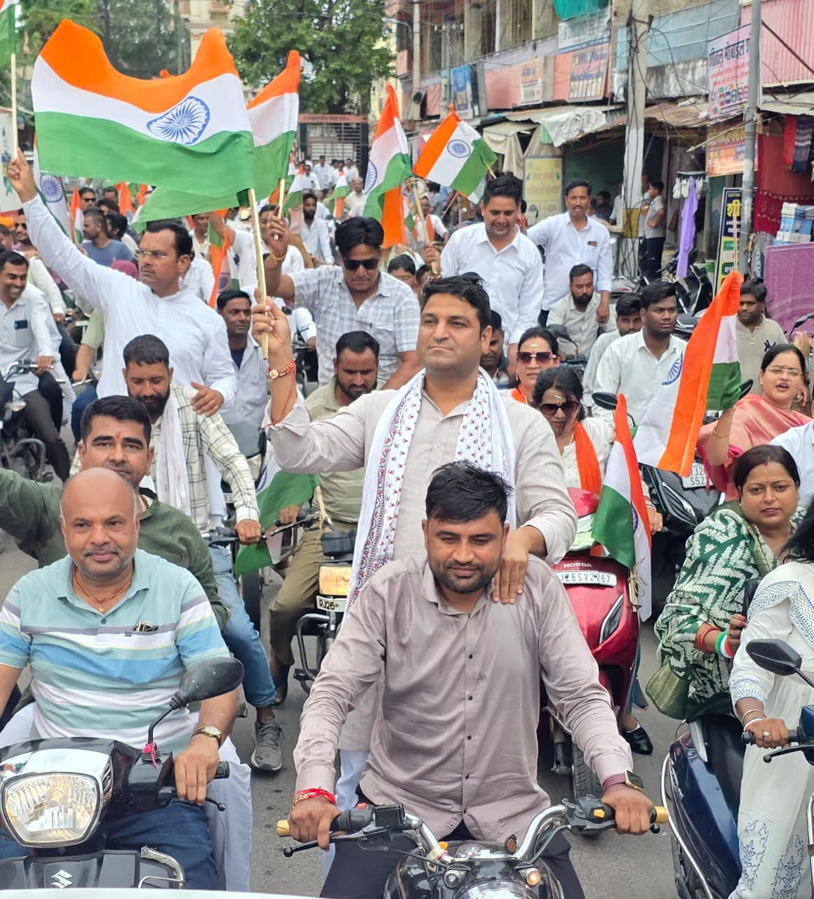 बीजेपी जिलाध्यक्ष चंद्रवीर सिंह चौहान बाइक पर बैठकर तिरंगा यात्रा में शामिल हुए।