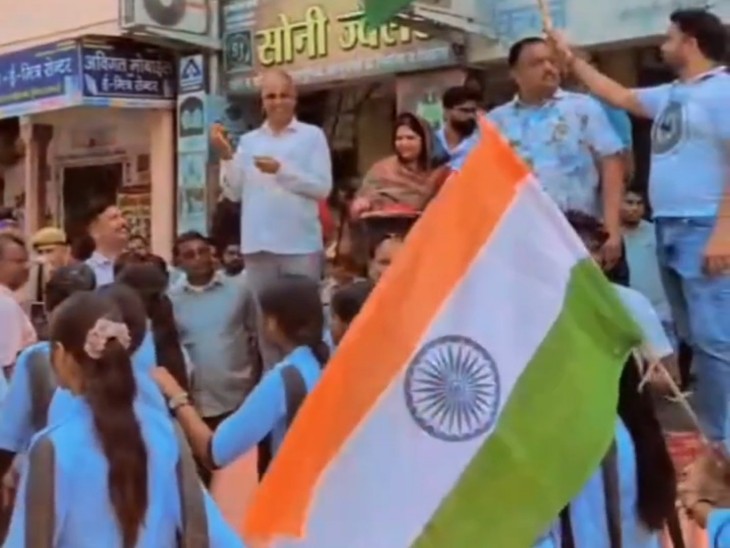 मालपुरा में निकली तिरंगा यात्रा का जलदाय मंत्री कन्हैया लाल चौधरी ने फूल बरसाकर स्वागत किया।