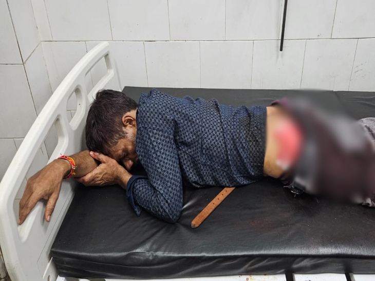 पिता-पुत्र पर चाकू से हमला।