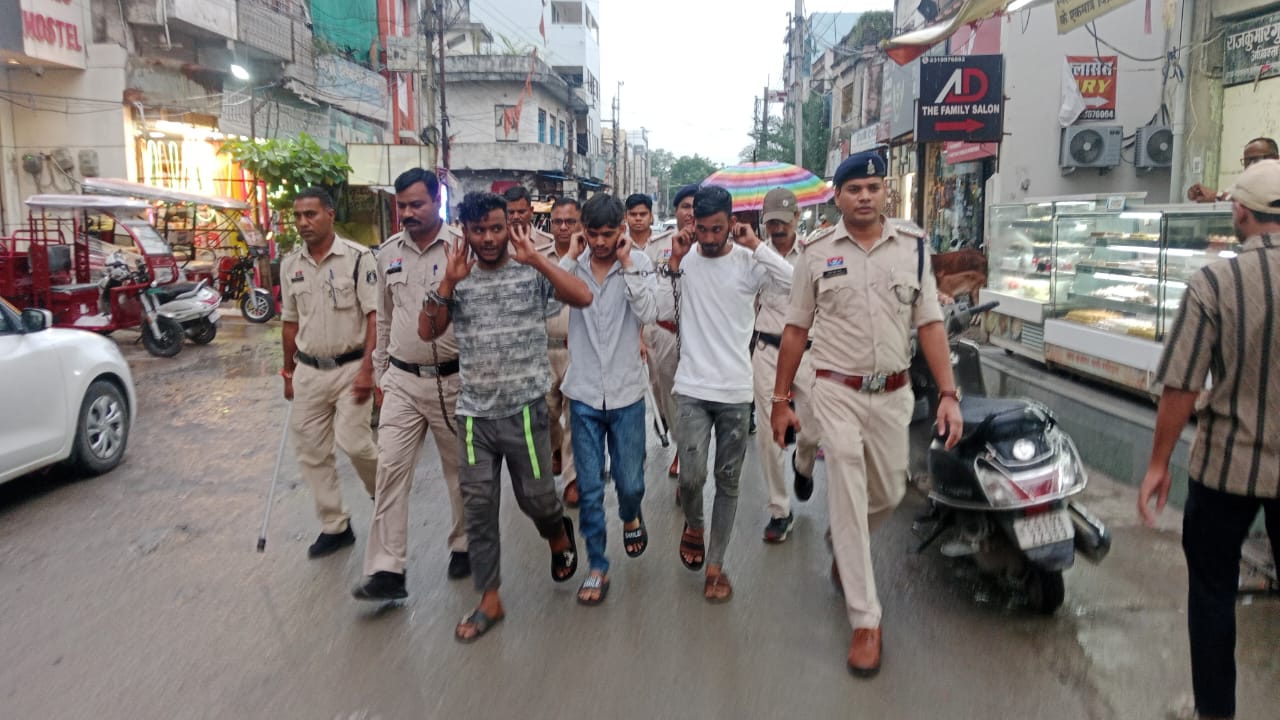 तीन बदमाशों को पकड़ कर पुलिस ने निकाला जुलूस।