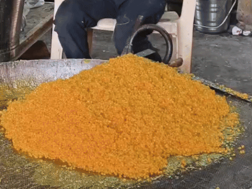 स्कूलों में लड्डूओं की सप्लाई की लिए बड़े स्तर पर तैयारी की जाती है।