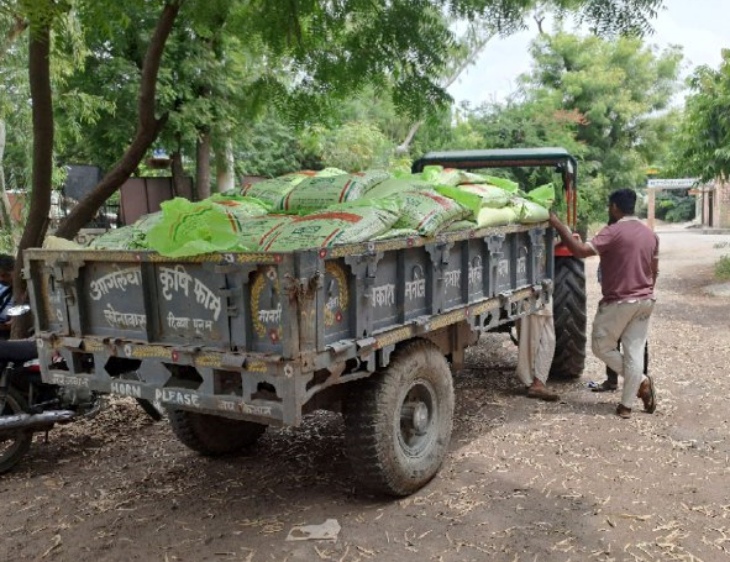 पाली में नकली खाद होने का दावा करते हुए किसान ट्रैक्टर-ट्रॉली में खाद भरकर पाली कलेक्ट्रेट पहुंचे।