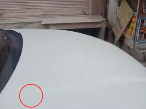 चाय की दुकान के पास खड़ी कार के बोनट से गोली टकराई थी, जिसके कारण बोनट पर निशान हो गया। (लाल घेरे में गोली का निशान)