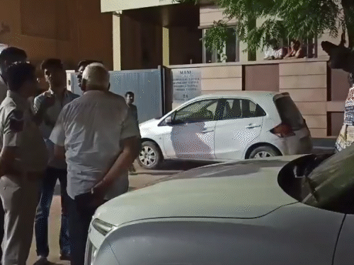 छात्रा के गोली लगने की पुष्टि होने के बाद पुलिस मौके पर पहुंची और घटनास्थल से सबूत जुटाए।