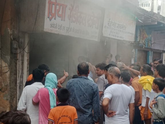 स्थानीय लोगों ने भी समर की पाइप से पानी डालकर आग बुझाने में मदद की।