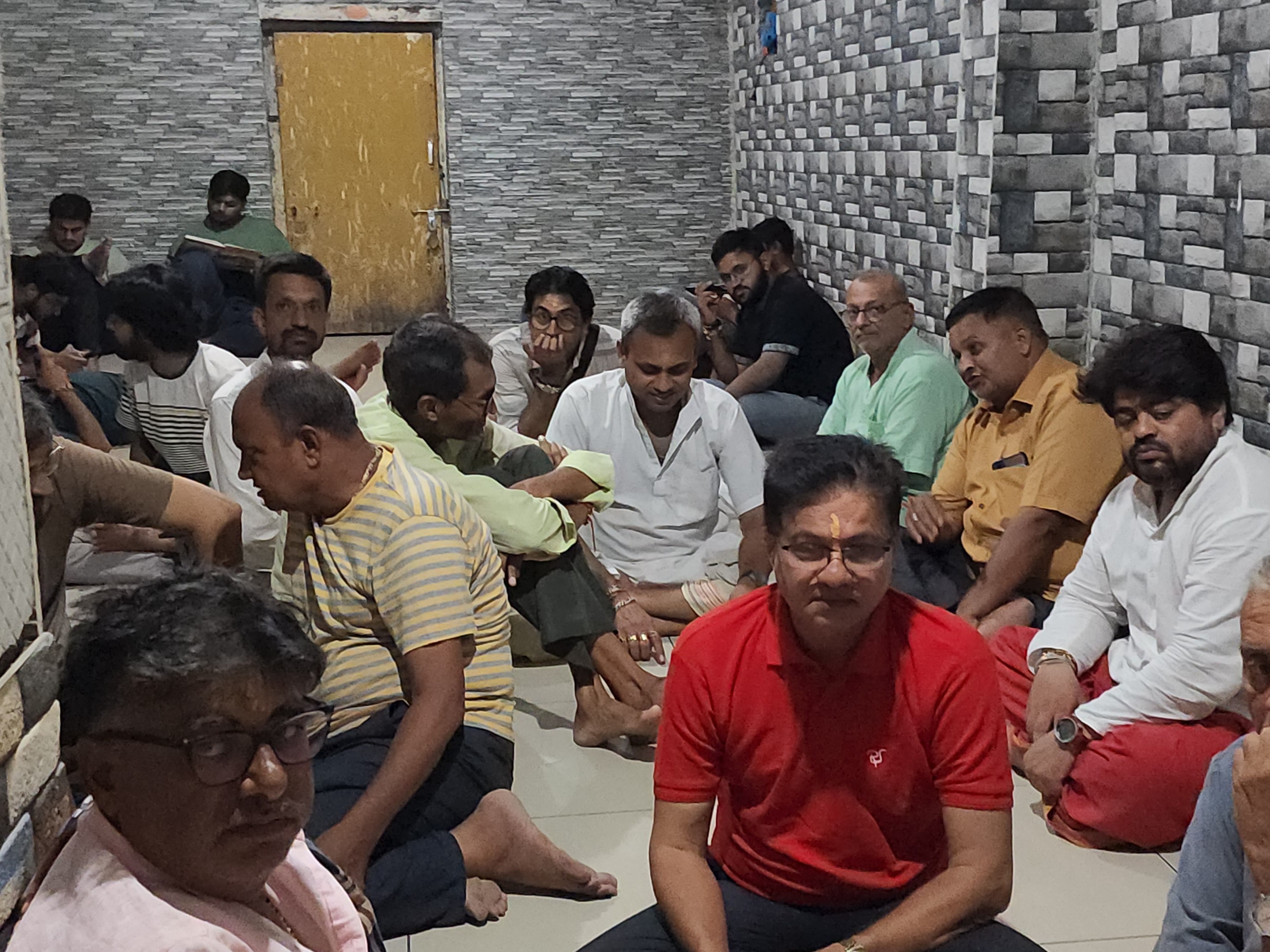 मंदिर के बाहर पहरा देते हुए लोग।