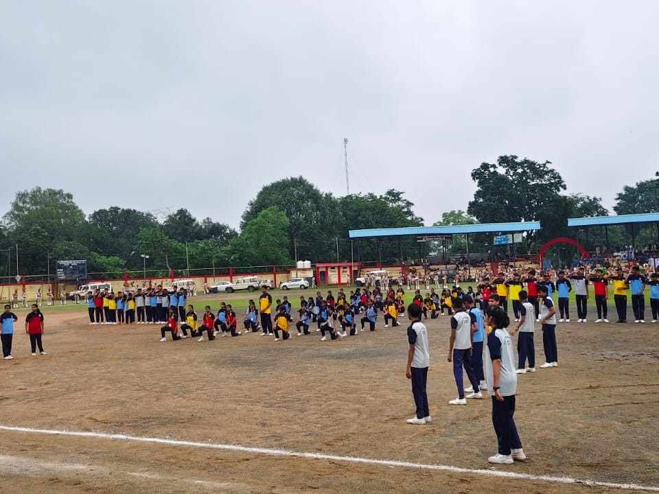 अधिकारियों ने परेड का निरीक्षण किया।