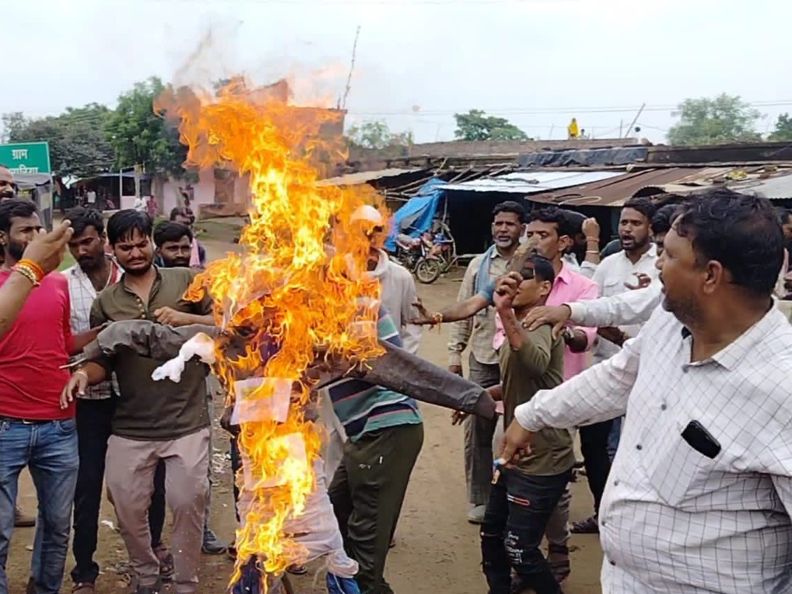 ग्रामीणों ने ट्रंप का पुतला जलाया